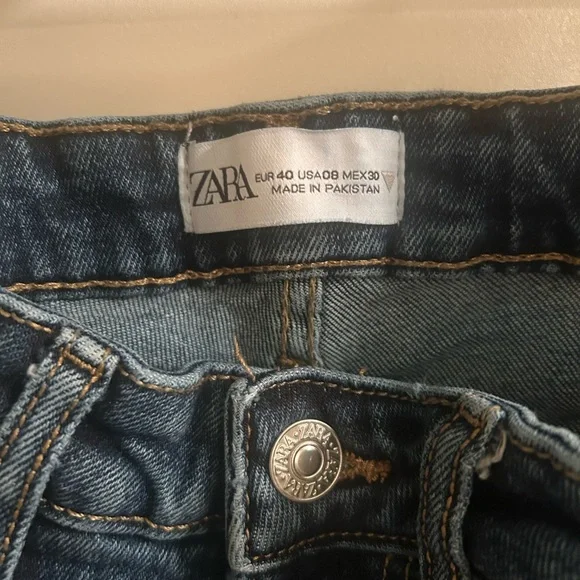 Zara Women’s Straight Leg Blue Jeans Raw Hem Size 8 (40 Euro) - Picture 3 of 3